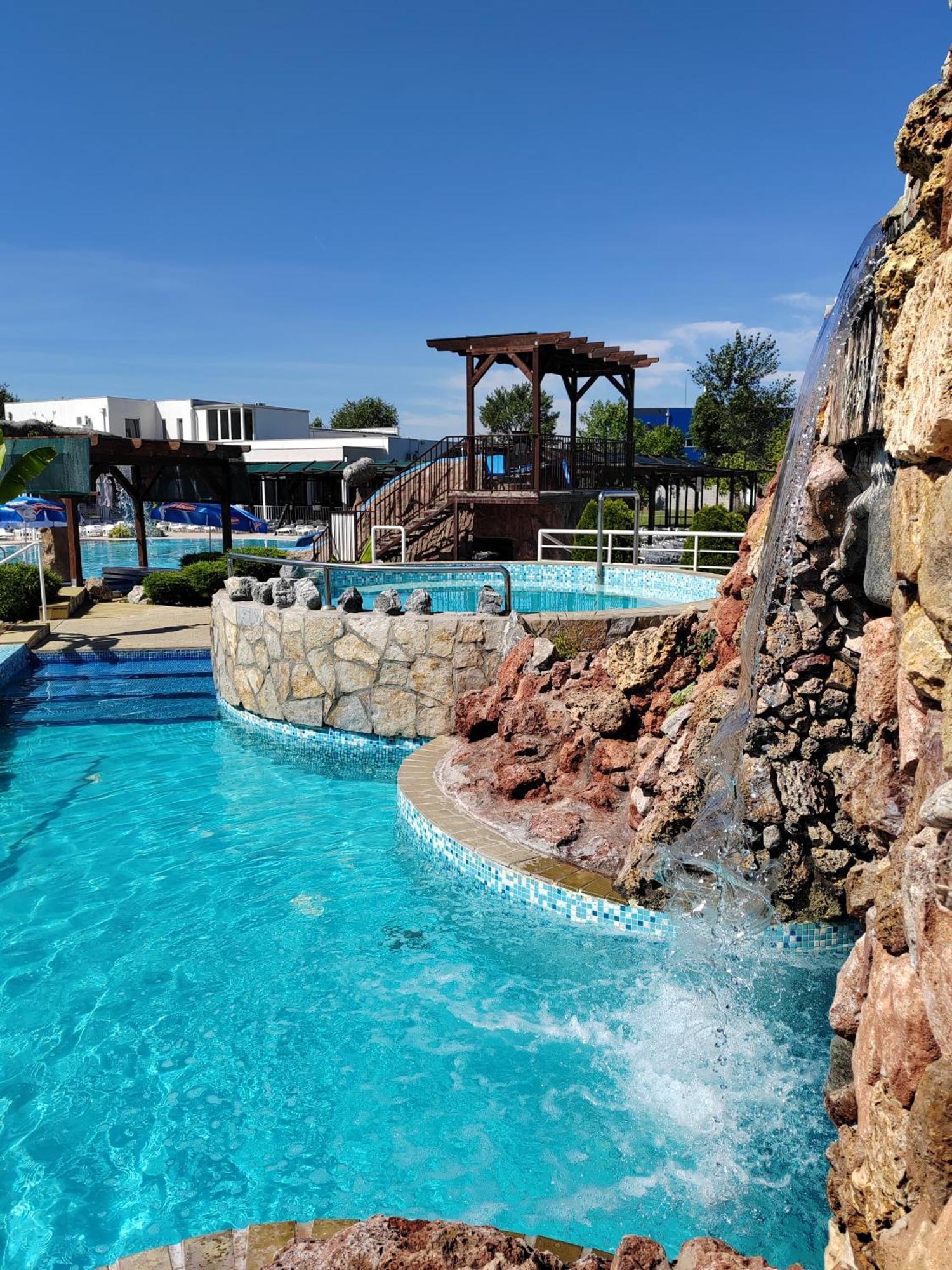 "Poseidon" Centar Aparthotel Stari Banovci Luaran gambar