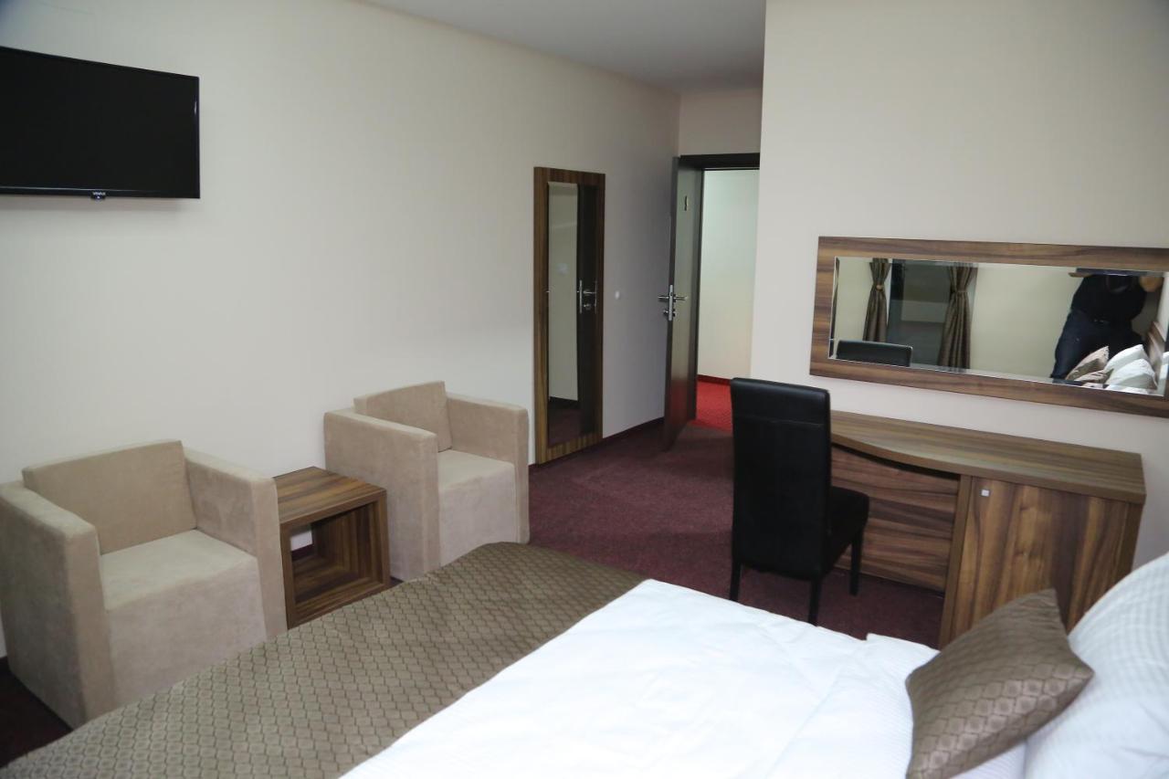 "Poseidon" Centar Aparthotel Stari Banovci Luaran gambar