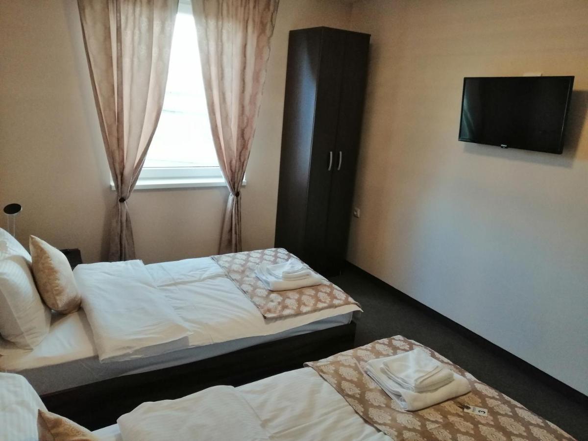 "Poseidon" Centar Aparthotel Stari Banovci Luaran gambar